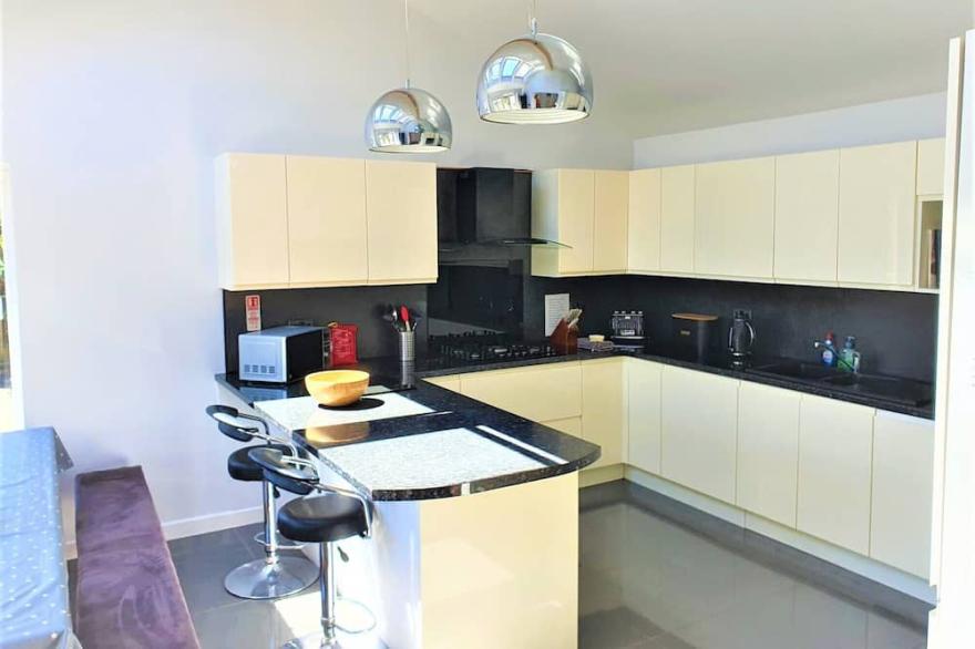 Large House in Bude, Cornwall, Sleep18, Quiet Location, Just 10min Walk To Beach