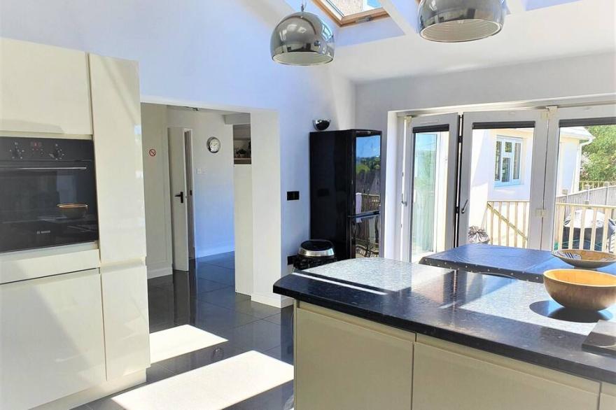 Large House in Bude, Cornwall, Sleep18, Quiet Location, Just 10min Walk To Beach