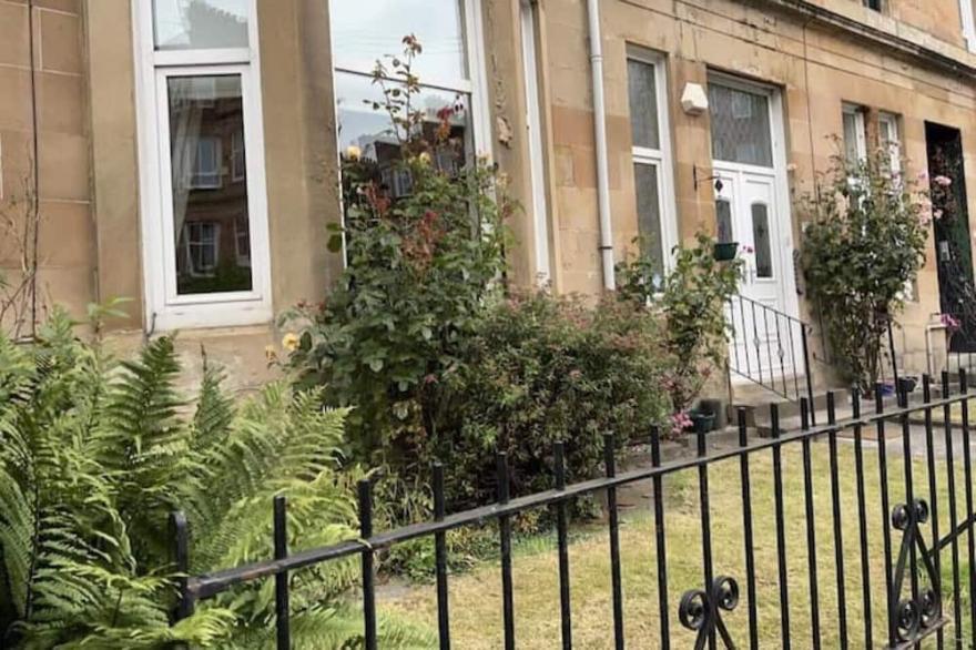 Super Spacious Victorian 3 BR main door flat Shawlands/Hampden Park near by