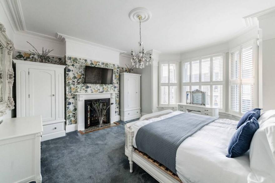 Rossland house - elegant and spacious seaside home
