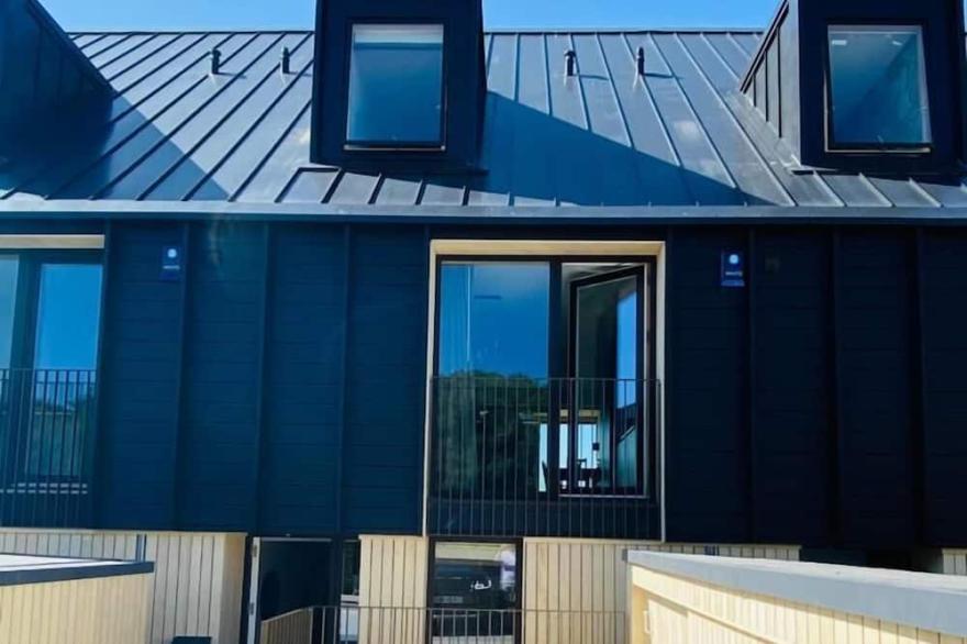 Luxury 3 BR Townhouse (Sleeps 6) parking & mooring