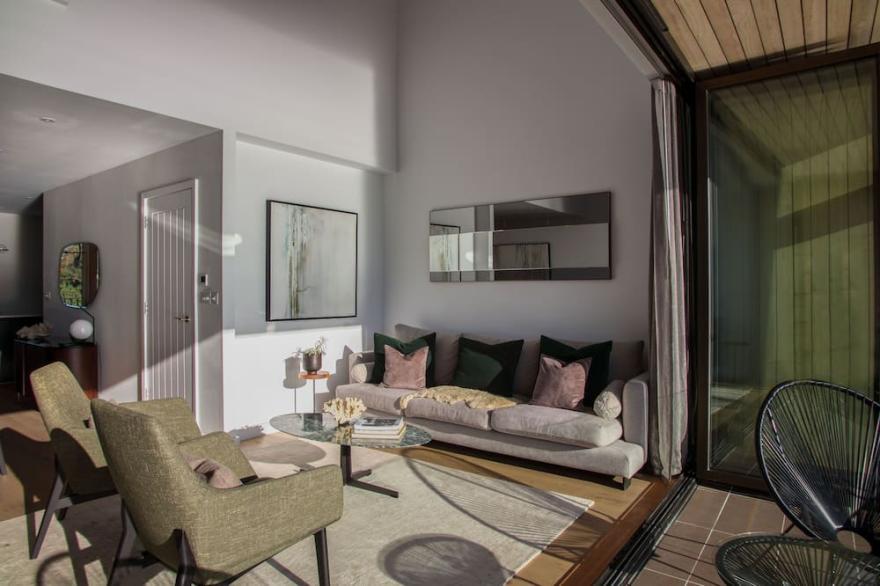 Luxury 3 BR Townhouse (Sleeps 6) parking & mooring