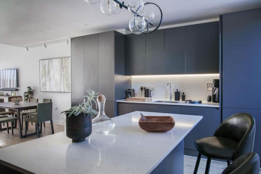Luxury 3 BR Townhouse (Sleeps 6) parking & mooring