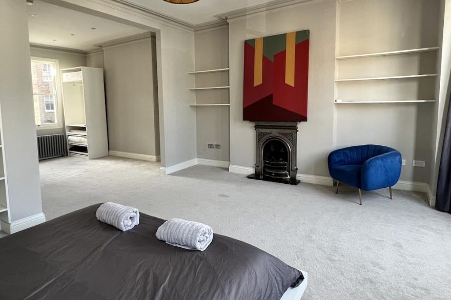 Beautiful 4 bedroom Victorian family house on quiet road