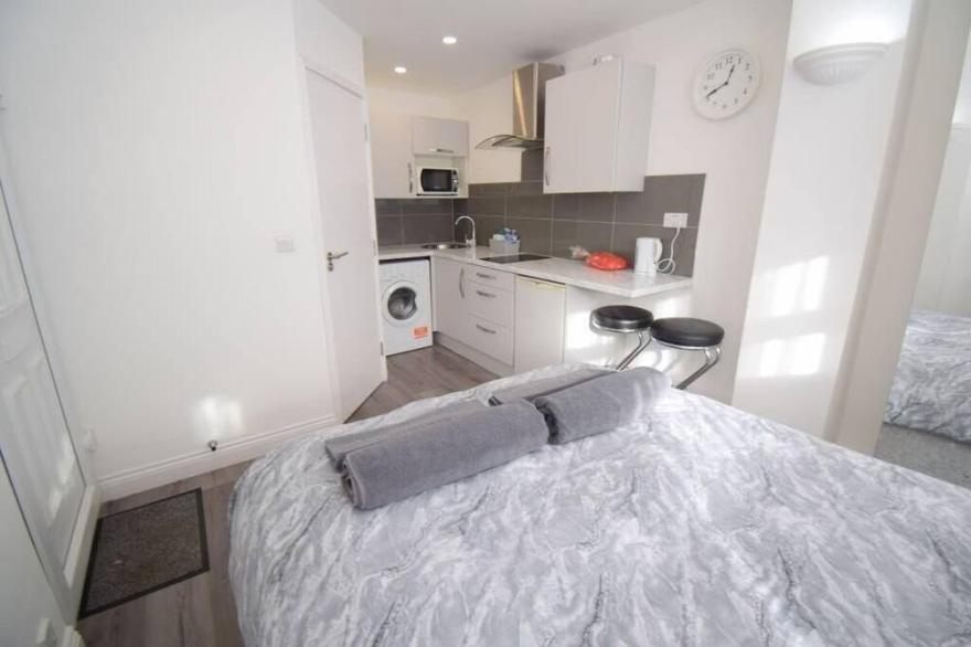 Restful, Lovely, Modern Flat in Excellent Location