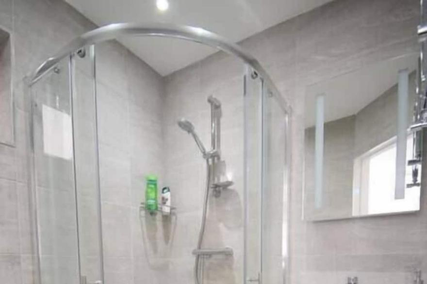 Restful, Lovely, Modern Flat in Excellent Location