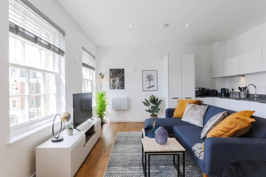 ●︎BRAND NEW●︎ Very Spacious and Colourful Flat - With Office!