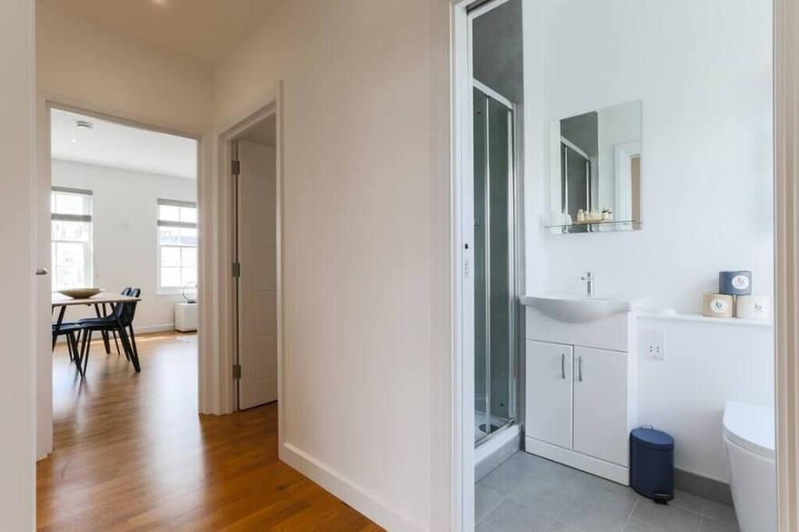 ●︎BRAND NEW●︎ Very Spacious and Colourful Flat - With Office!