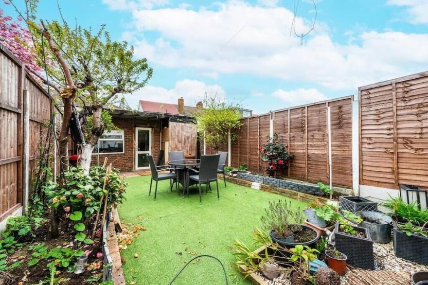 Perfect Home for Spurs Fans! Peaceful Garden