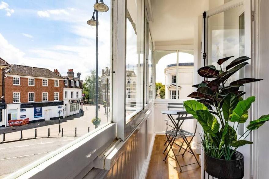 ★BRAND NEW★ Stylish Flat - Full of Plants and Natural Light + Balcony!