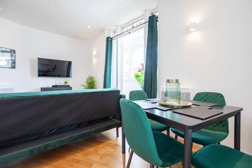 ★BRAND NEW★ Stylish Flat - Full of Plants and Natural Light + Balcony!
