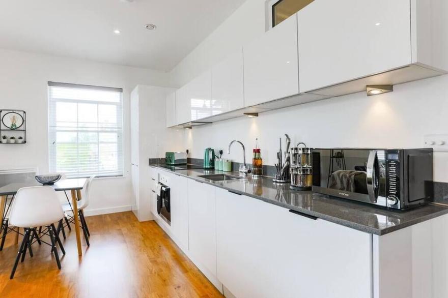 ★BRAND NEW★ Spacious Studio in Ideal Location - Very Stylish!