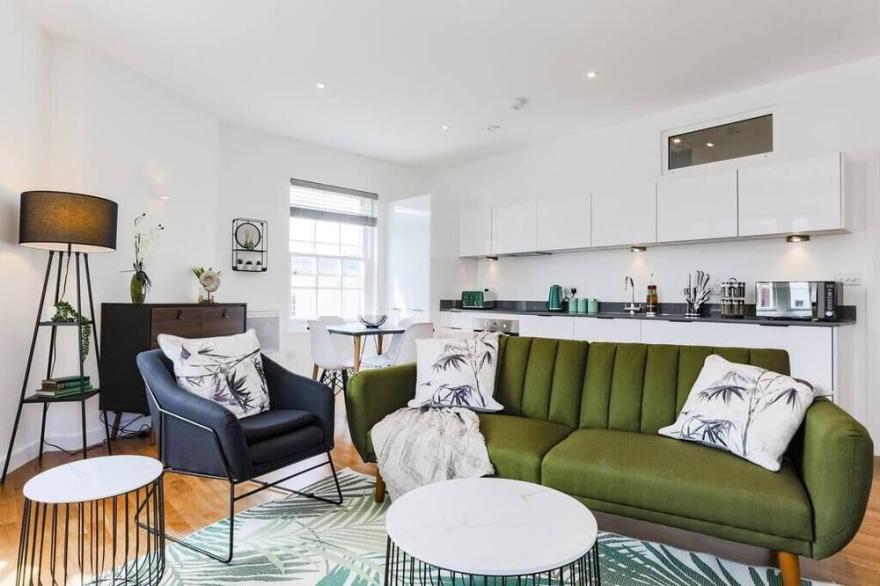 ★BRAND NEW★ Spacious Studio in Ideal Location - Very Stylish!