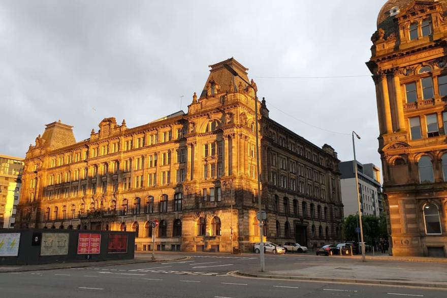 Spacious Open-Plan 2 Bed Apartment, Ideal Location close to Glasgow City Centre