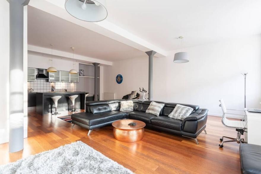 Spacious Open-Plan 2 Bed Apartment, Ideal Location close to Glasgow City Centre