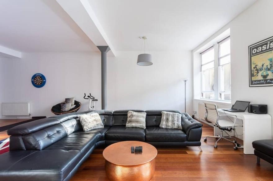 Spacious Open-Plan 2 Bed Apartment, Ideal Location close to Glasgow City Centre