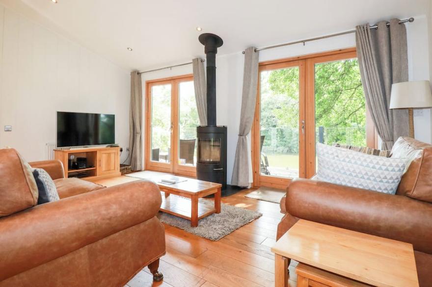 6 WATER'S EDGE, family friendly, luxury holiday cottage in Lanreath