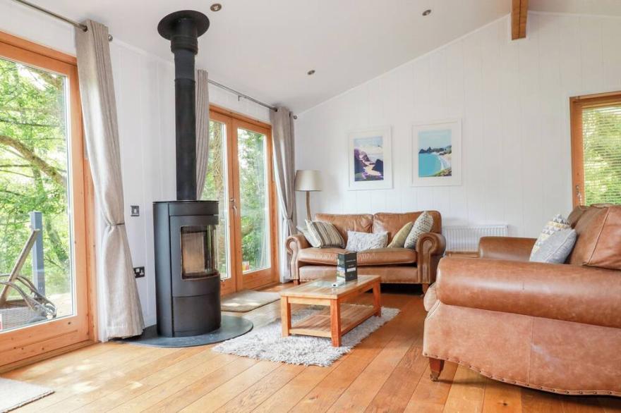 6 WATER'S EDGE, family friendly, luxury holiday cottage in Lanreath