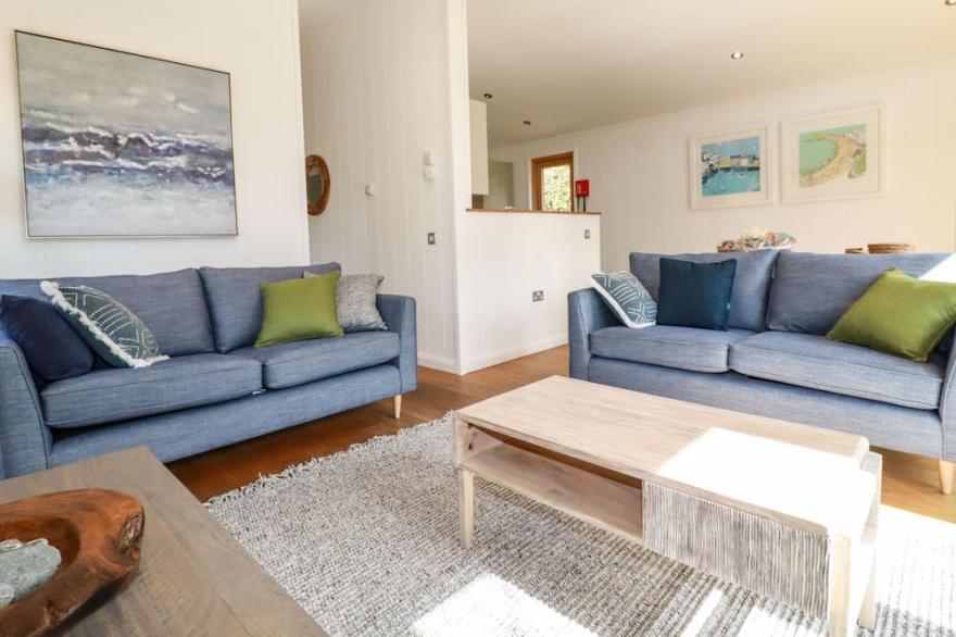 4 WATER'S EDGE, pet friendly, with hot tub in Lanreath