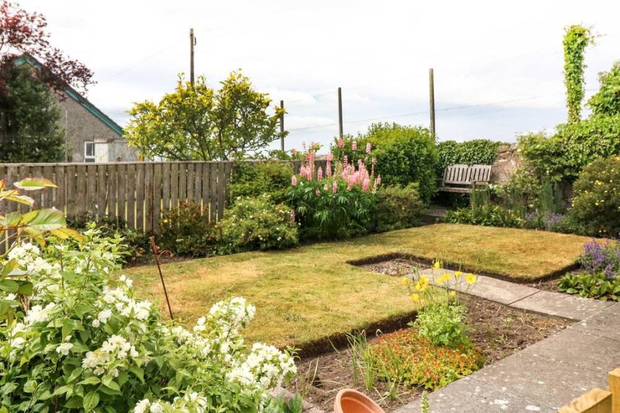 TWEED BANK, pet friendly, country holiday cottage in Lower Largo