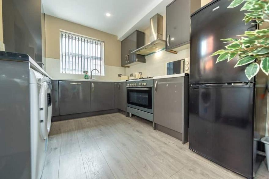 Huge, Stylish House with Patio - 5 Mins to Centre!