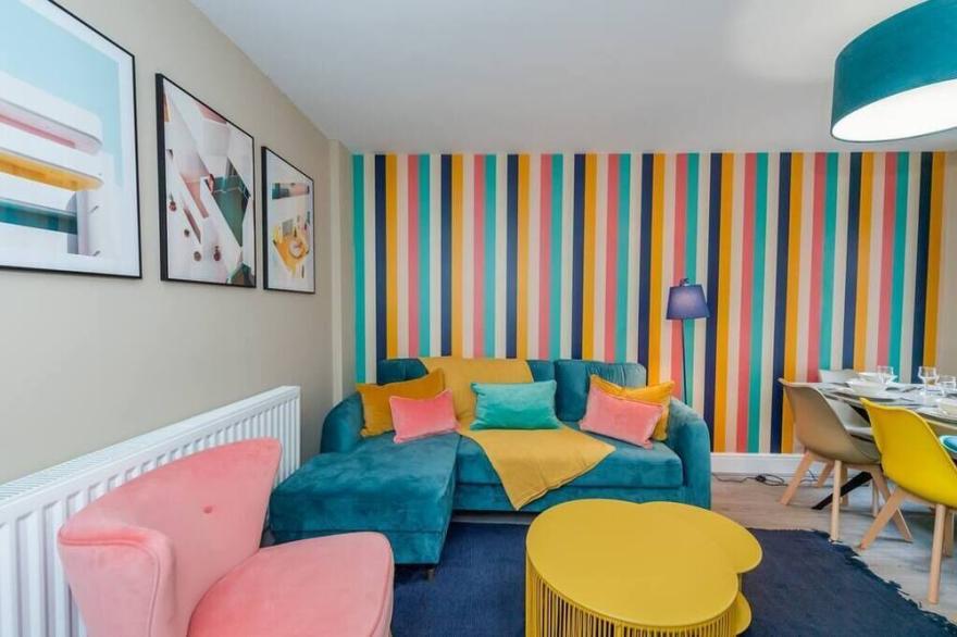 Huge, Stylish House with Patio - 5 Mins to Centre!