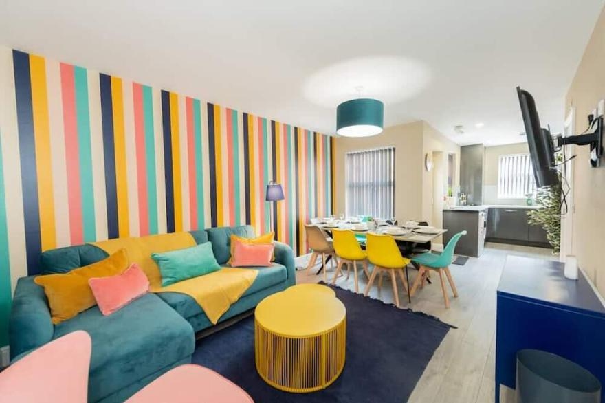 Huge, Stylish House with Patio - 5 Mins to Centre!
