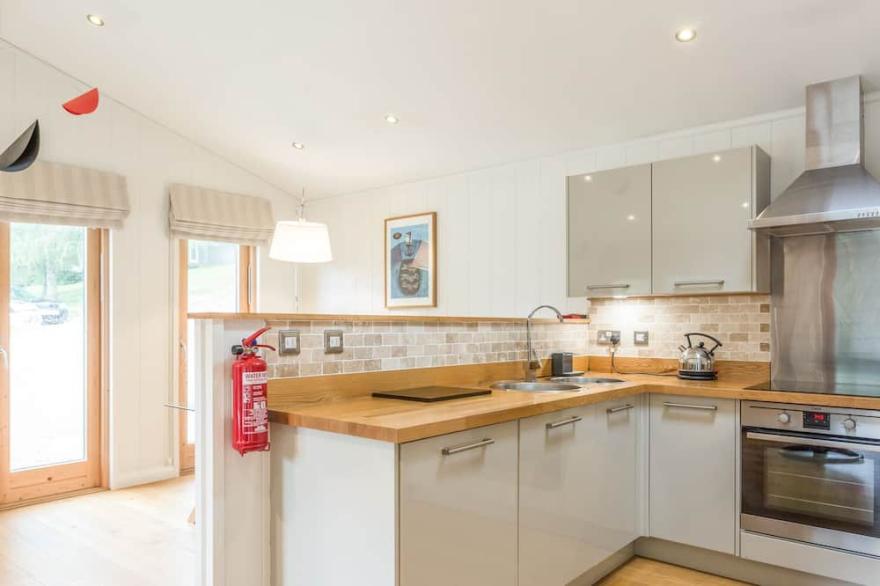 7 WATER'S EDGE, pet friendly, luxury holiday cottage in Lanreath