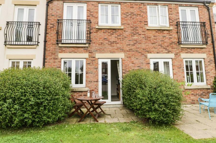 PUFFIN COTTAGE, pet friendly, with pool in The Bay - Filey