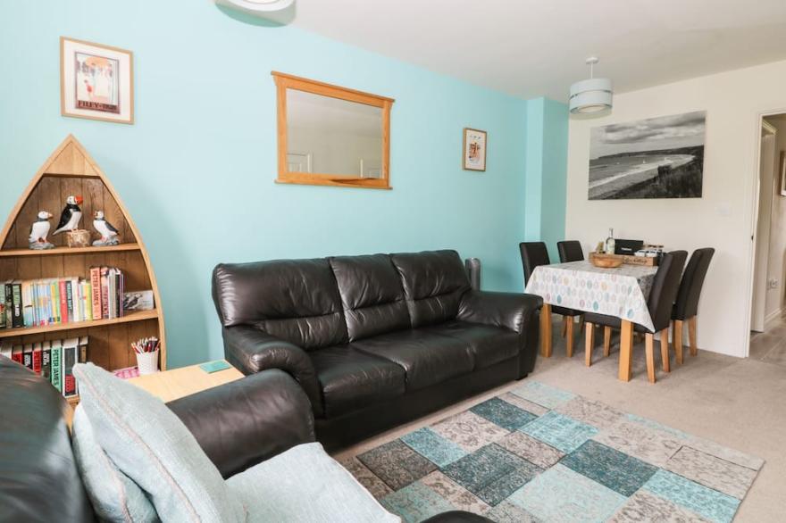 PUFFIN COTTAGE, pet friendly, with pool in The Bay - Filey