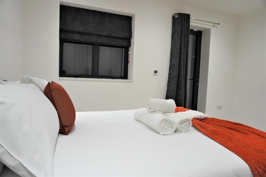 Two Bedroom Luxury Apartment with Garden