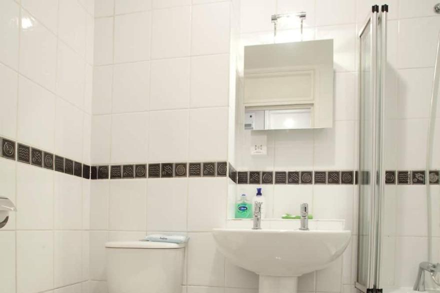City of London Large Studio Apartment in Luxury Apartment Block