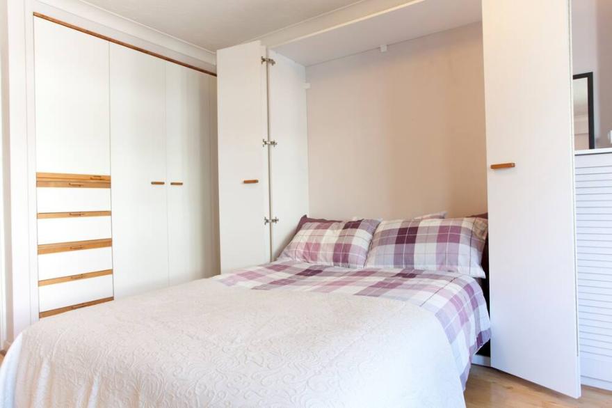 City of London Large Studio Apartment in Luxury Apartment Block