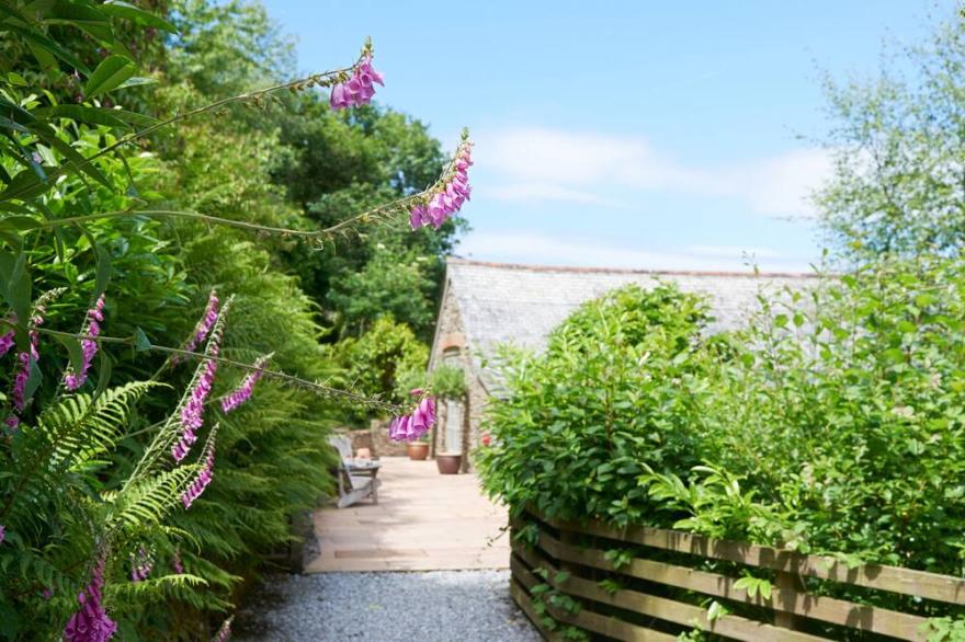GARDEN HOUSE, family friendly, with pool in Cornworthy