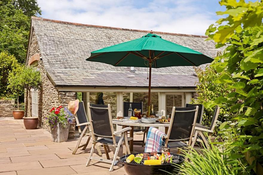 GARDEN HOUSE, family friendly, with pool in Cornworthy