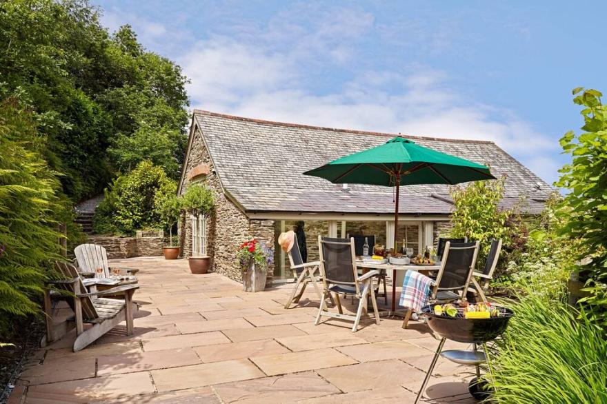 GARDEN HOUSE, family friendly, with pool in Cornworthy
