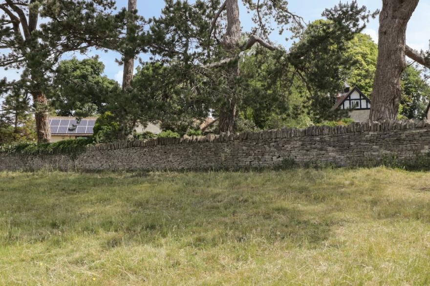 THE COACH HOUSE, pet friendly, with open fire in Minchinhampton