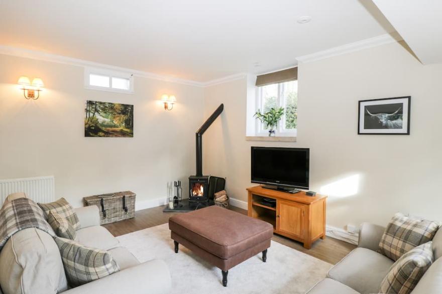 THE COACH HOUSE, pet friendly, with open fire in Minchinhampton