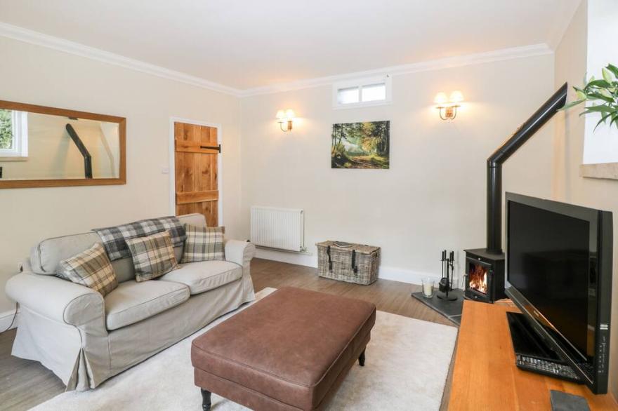 THE COACH HOUSE, pet friendly, with open fire in Minchinhampton