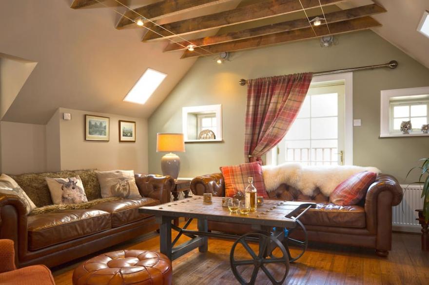 The Maltings - Highland lodge with hot tub and summer house