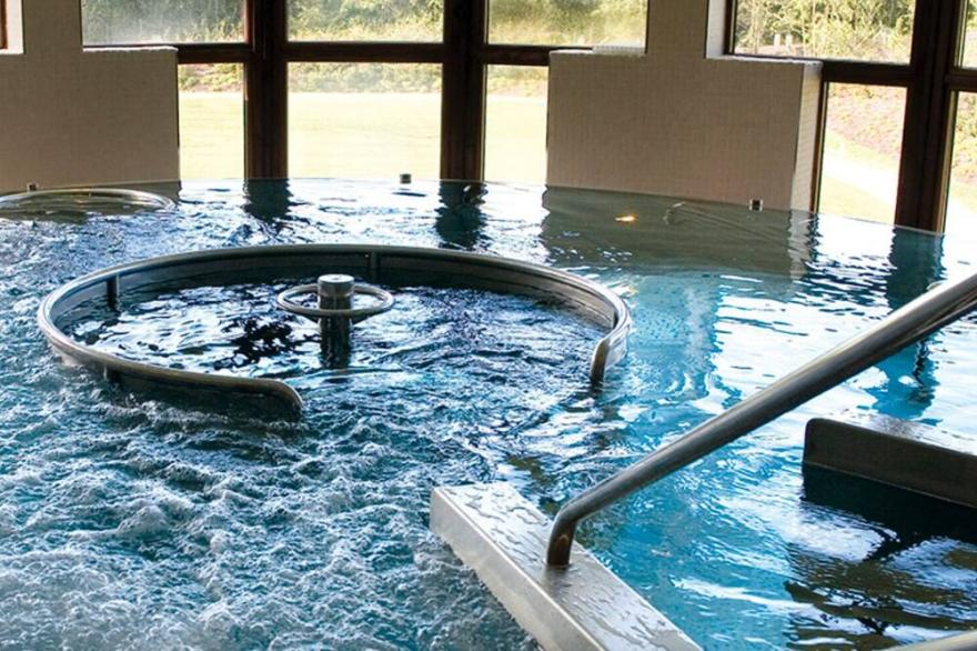 Detached Lodge at Cameron Club on Loch Lomond with Spa