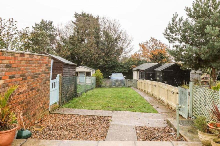 6 COASTAL COTTAGES, pet friendly, with a garden in Kessingland