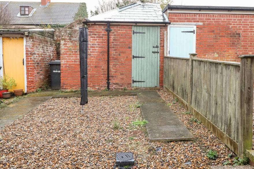 6 COASTAL COTTAGES, pet friendly, with a garden in Kessingland