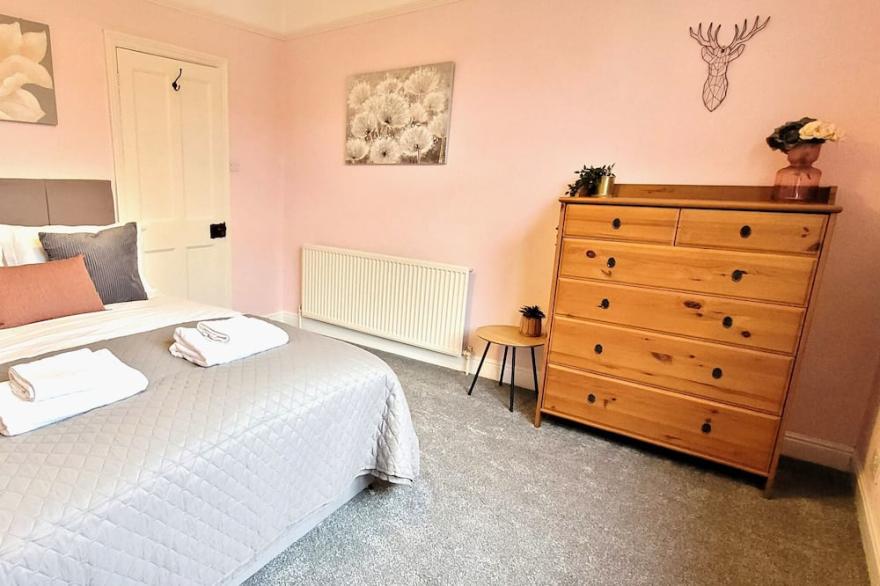 2 Bed Holiday Home with on-street parking and river walks