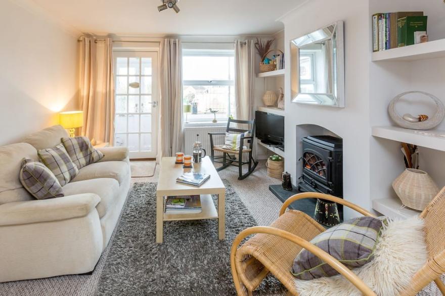 Walnut Cottage - sleeps 3 guests  in 2 bedrooms