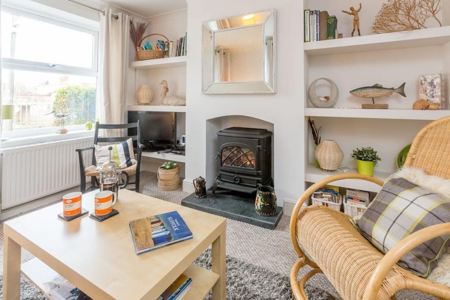 Walnut Cottage - sleeps 3 guests  in 2 bedrooms