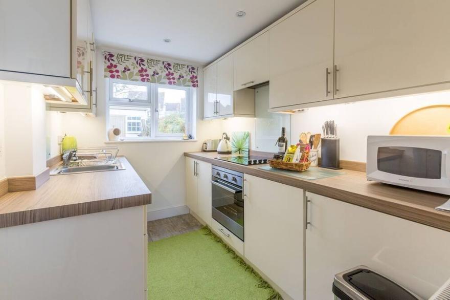 Walnut Cottage - sleeps 3 guests  in 2 bedrooms