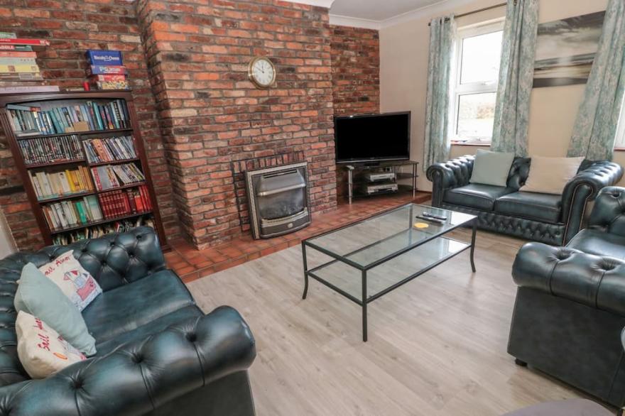 BARNACRE, pet friendly, character holiday cottage in Morpeth
