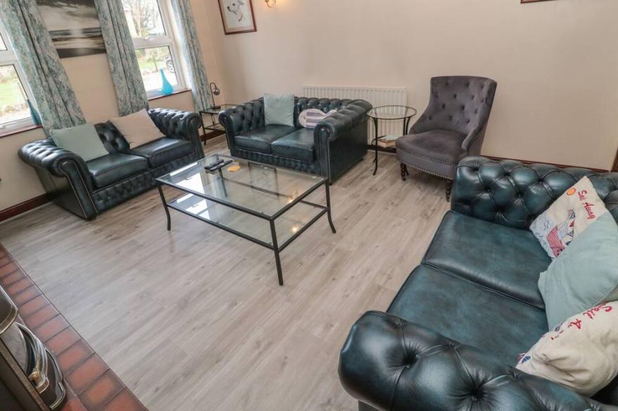 BARNACRE, pet friendly, character holiday cottage in Morpeth