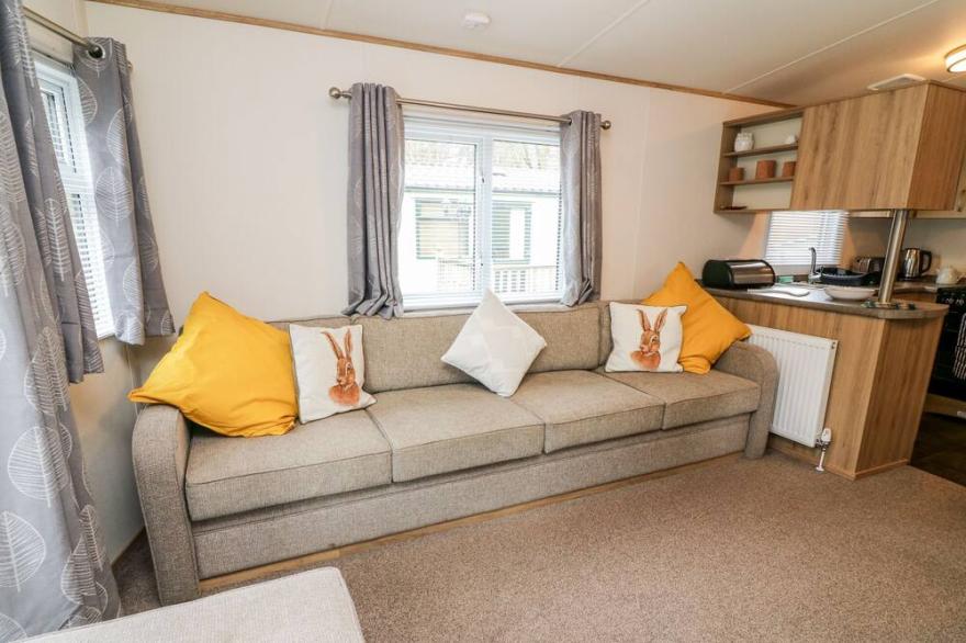 CALGARTH LODGE, pet friendly, with pool in Troutbeck Bridge